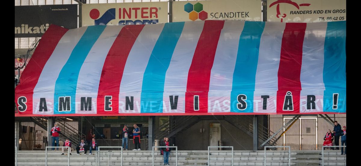 SAMMEN VI STÅR: SIF-fansene viser styrke før FCK-braget