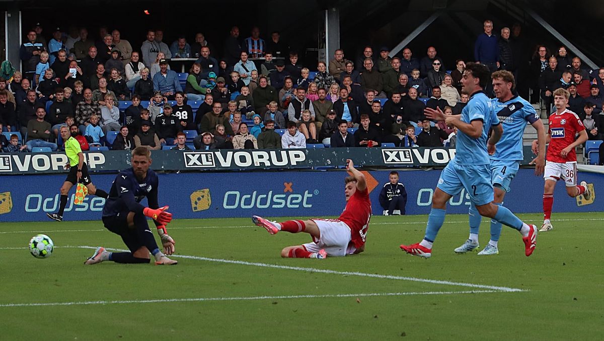Oliver Ross scorer i mod Randers / Foto: Ulla Myrhøj