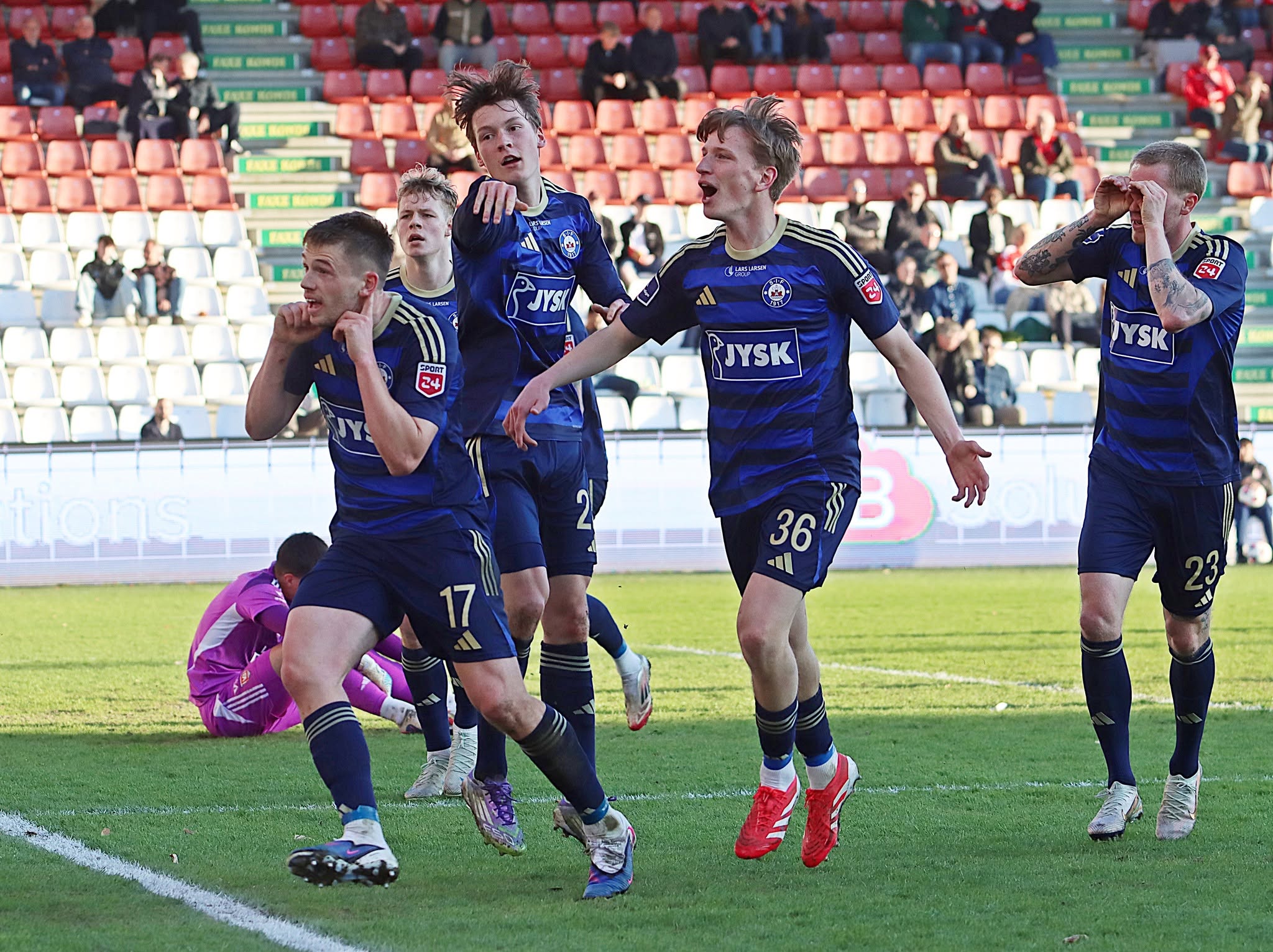 McCowatt, Simmelhack, Kirk, Adamsen og Lorents juble efter mรฅl mod VB